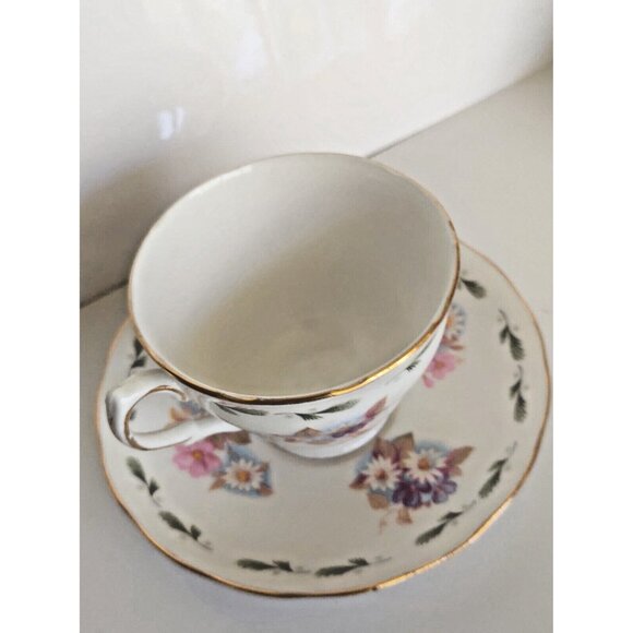 Colclough Bone China Tea Cup & Saucer (8238) Daisies - 1950's - Picture 5 of 13